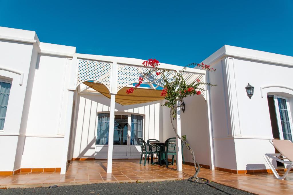 Apartamentos LIVVO Coloradamar — Hotel building in Playa Blanca, Canary Islands