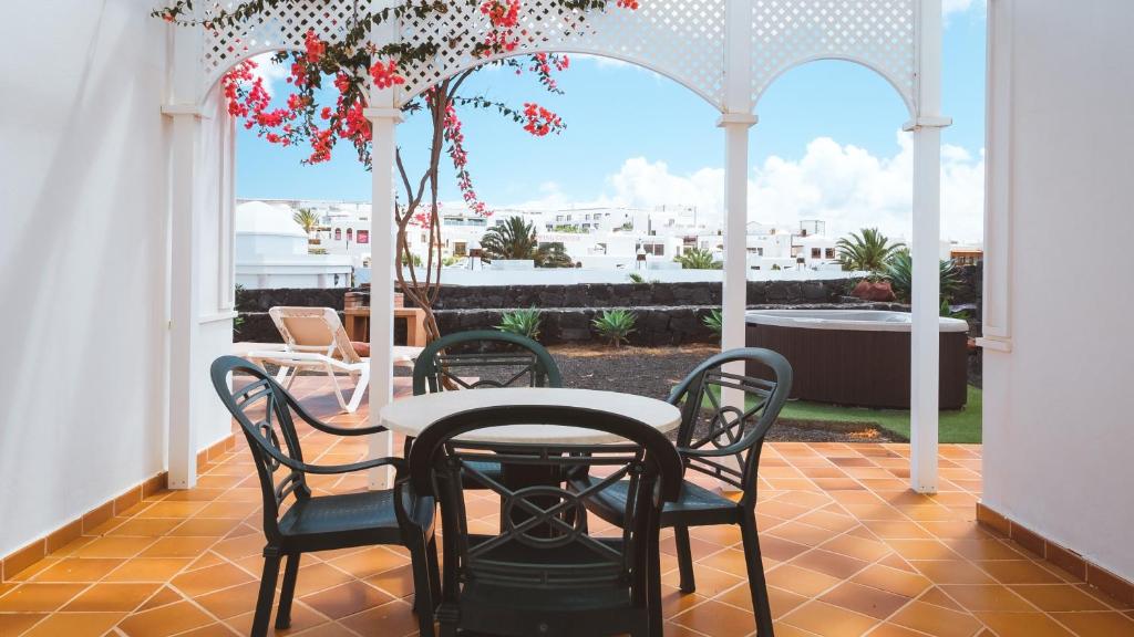 Apartamentos LIVVO Coloradamar — Spa in Playa Blanca, Canary Islands