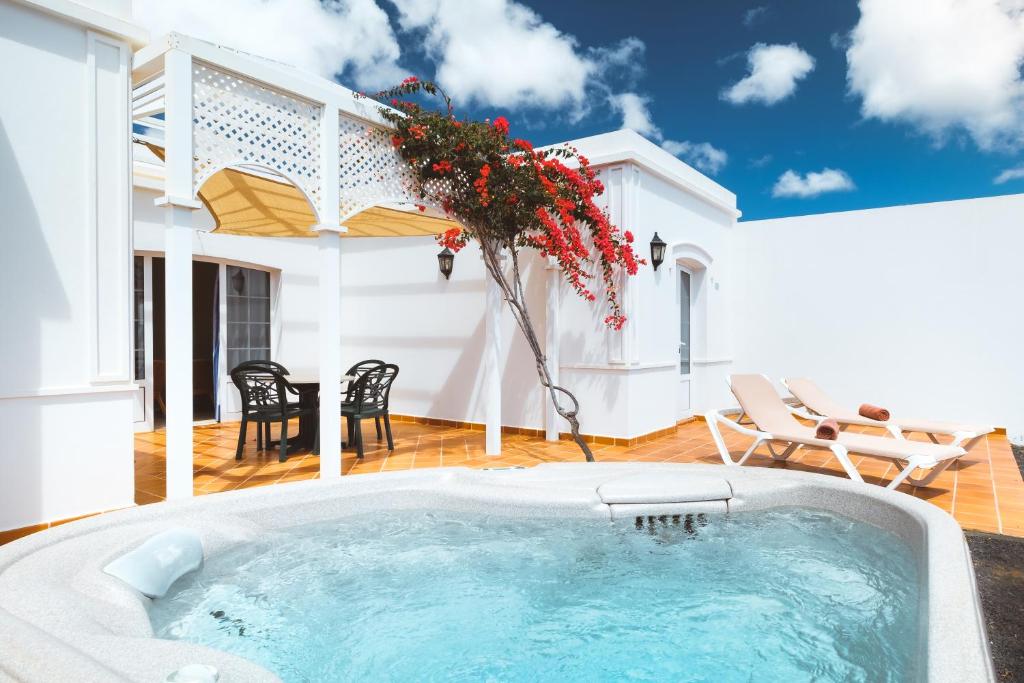 Apartamentos LIVVO Coloradamar — Swimming pool in Playa Blanca, Canary Islands