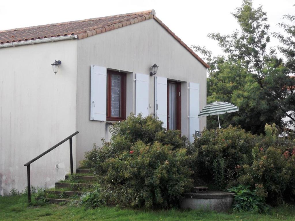 Maison individ. au calme, 1,5 km plage, grd terrain arboré, proche commerces, 1 ch., TV câble, animaux ok. - FR-1-22-238 - 2