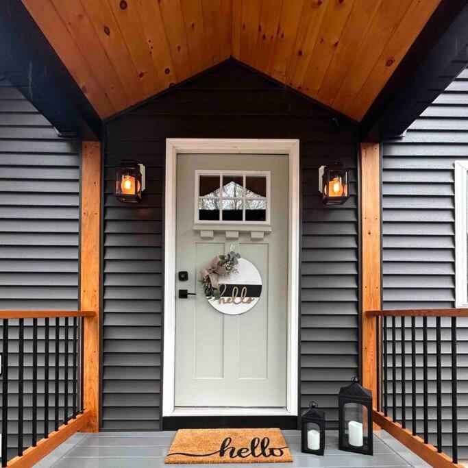 3BR Cabin House w/ backyard 5 min to Wolfeboro