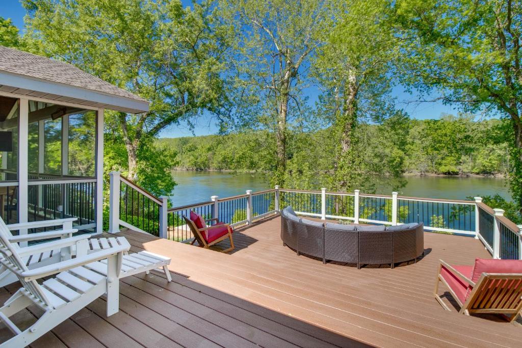 Fire Pit and Grill Riverfront Home in Arkansas!, Mountain Home