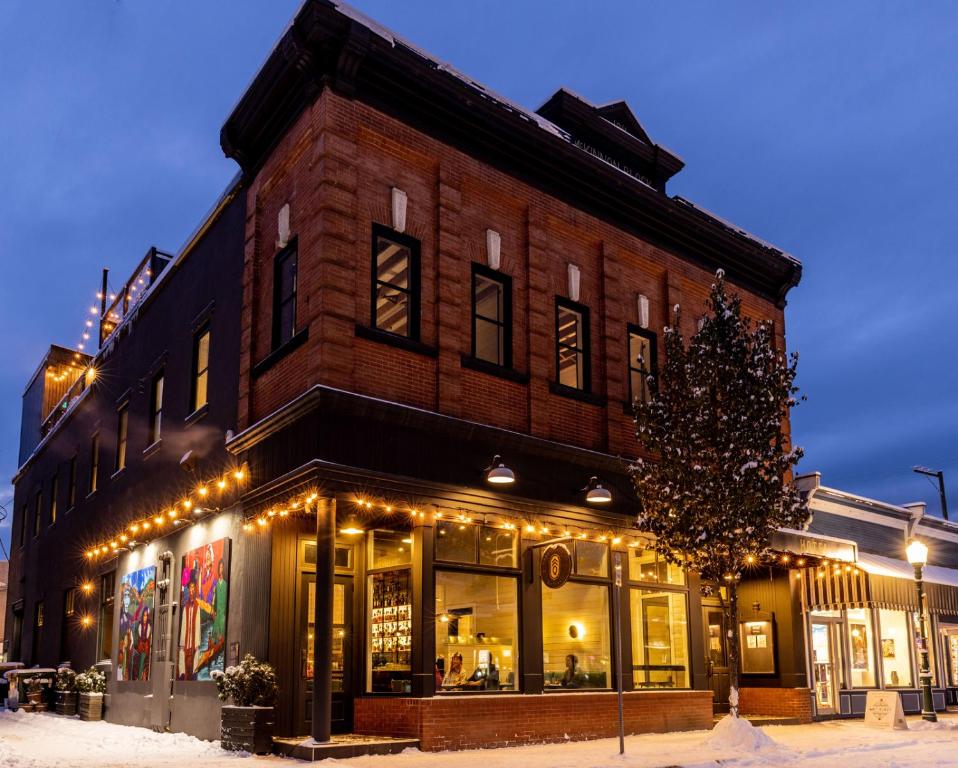 Eleven Revelstoke Lodge — Hotel in Revelstoke (BC)