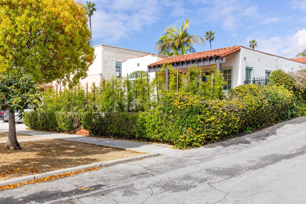 2 Bdrm in Santa Monica with Beautiful Front Yard in Los Angeles (CA