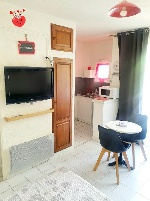 coquet Studio Classé Deux Étoiles, Balcon avec Table, et Wifi - 4