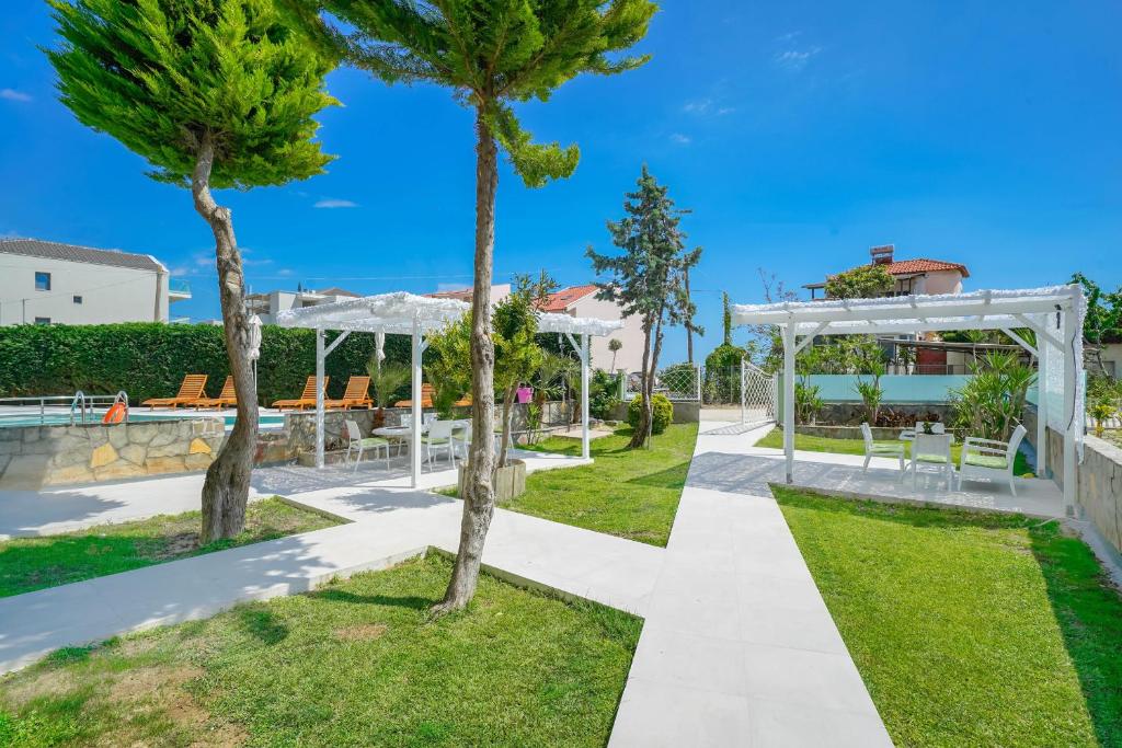 Lafeyra Apartments photo