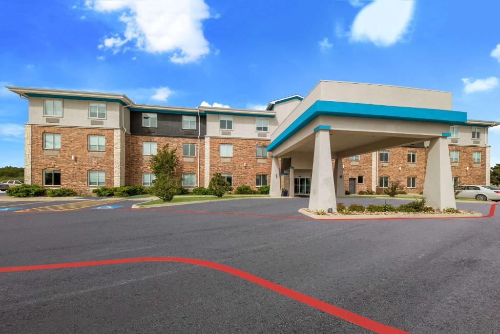 Best Western Bowie Inn and Suites photo