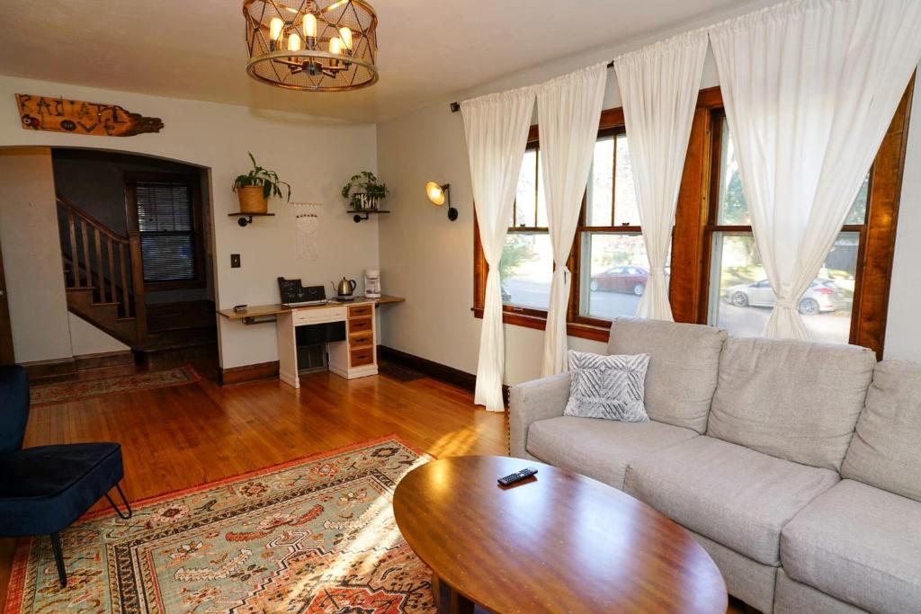 Large North Fargo Home near NDSU photo