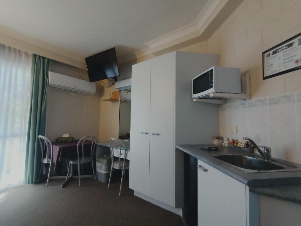 Kitchen, Admiral Nelson Motor Inn in Port Stephens