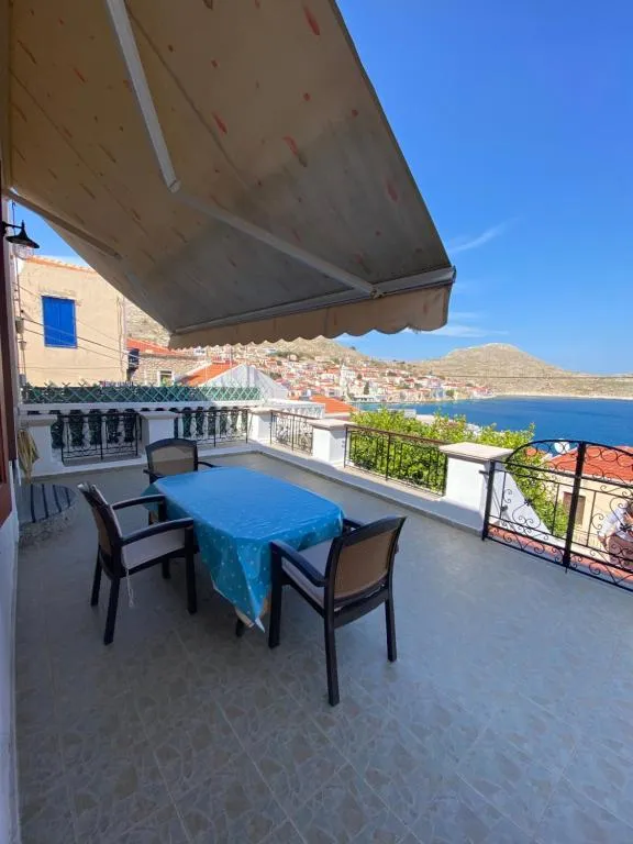 Traditional Villa Christos & Tholos In Chalki, hotel v destinaci Halki