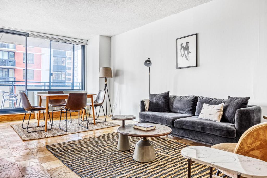 Murray Hill 1BR w Doorman Gym Pool Parking NYC-581
