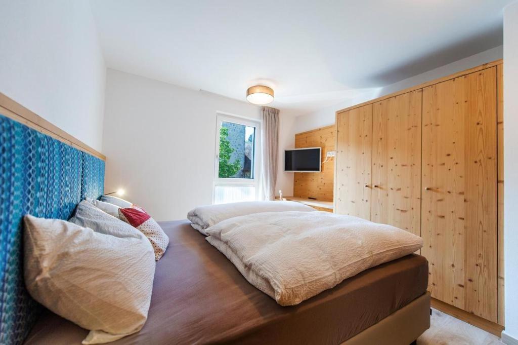 Gass Apartment B, Laion