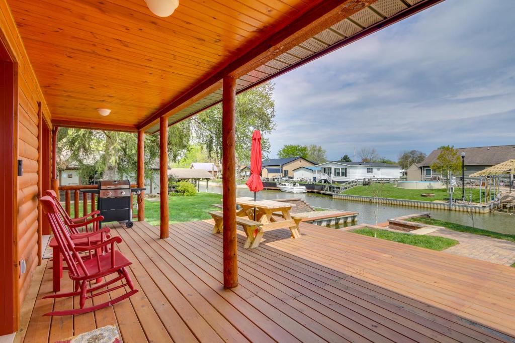 Lakefront Ohio Home - Dock Space, Fire Pit and Grill