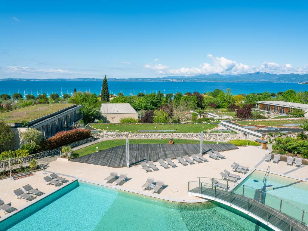 Parc Hotel Germano Suites & Apartments — Basen in Bardolino, Wenecja Euganejska