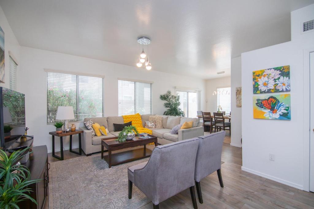Stylish Home Phoenix - Low Rates NOW!