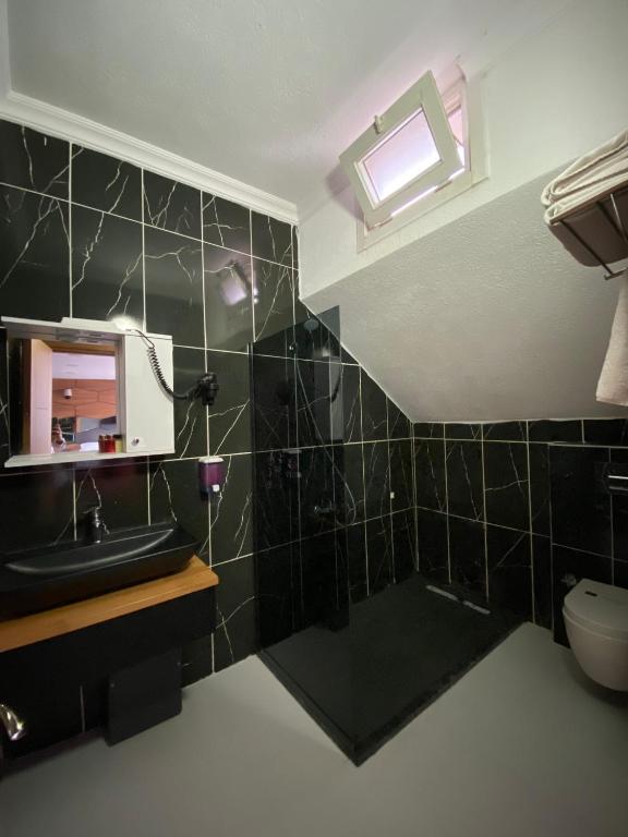 HILL SUITES photo