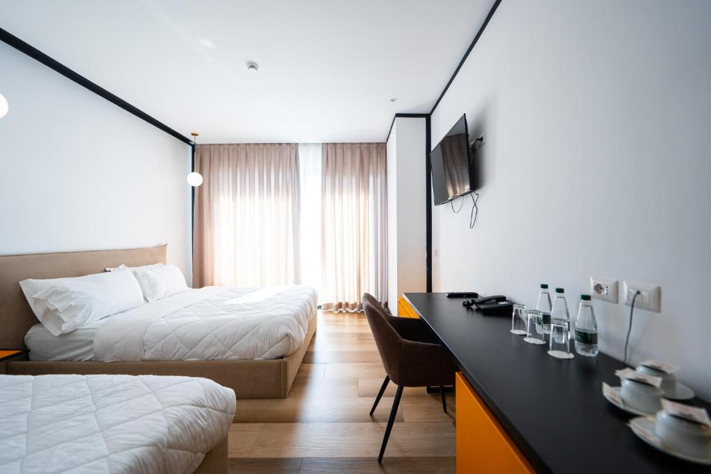 Royal G Max — Golem, Tirane