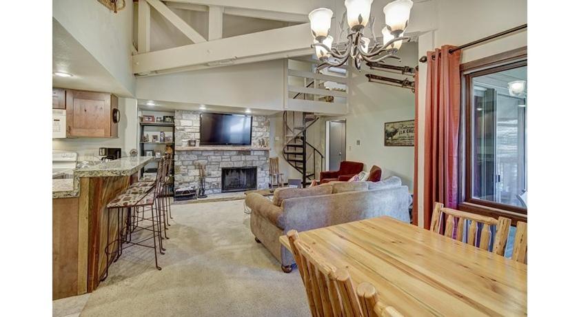 Updated 2Br Plus Loft Condo on Shuttle Route! Sleeps 8 & Kids Ski Free condo, Montezuma