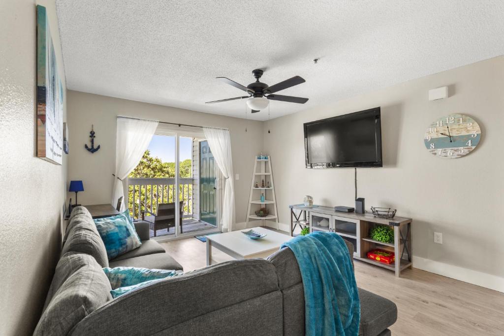 Seaside Serenity Near Beach with Pool, Gym, Balcony, Destin