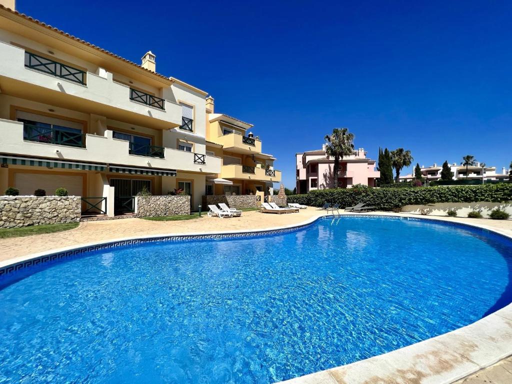 Albufeira Valley 2 With Pool by Homing, Albufeira