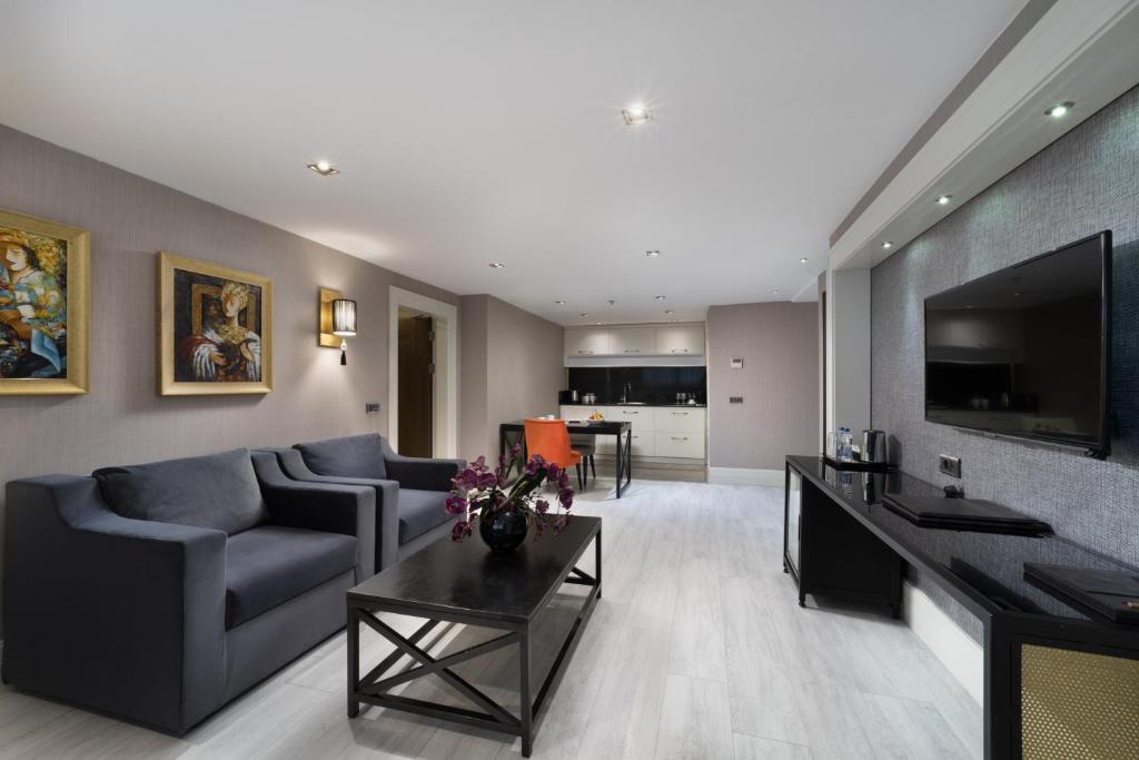 Shared lounge/TV area