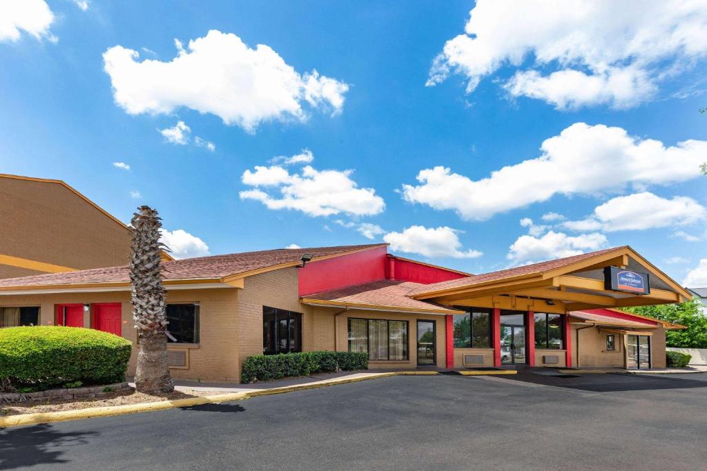 Howard Johnson by Wyndham Houston Hobby Airport photo