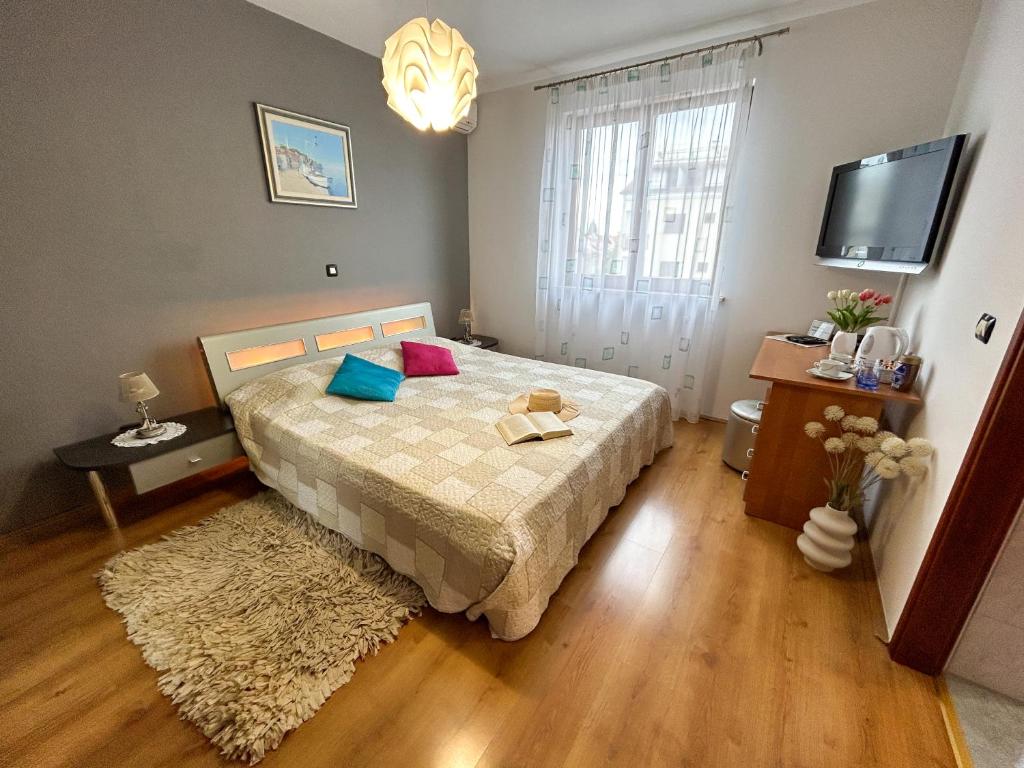 Room Adry with balcony, free parking & bikes, Rovinj
