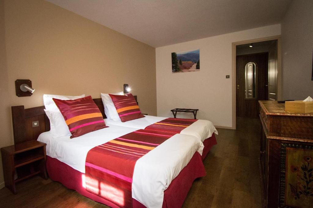 Hotel De La Couronne photo