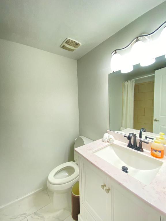 Lovely Remodeled 2bdrm Basement Home photo
