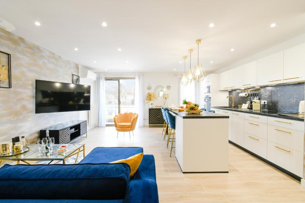 Elena YourHostHelper, Cannes