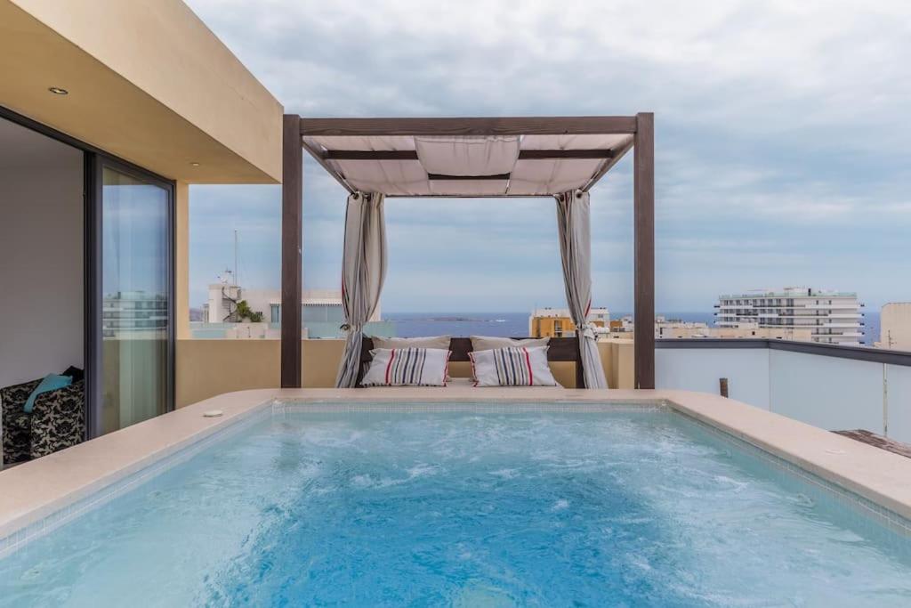 Unique penthouse with private pool & sea view, St Paul's Bay