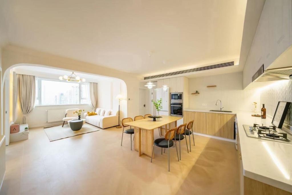 Warm Four Bedroom Apartment with Huangpu River View, Shanghai