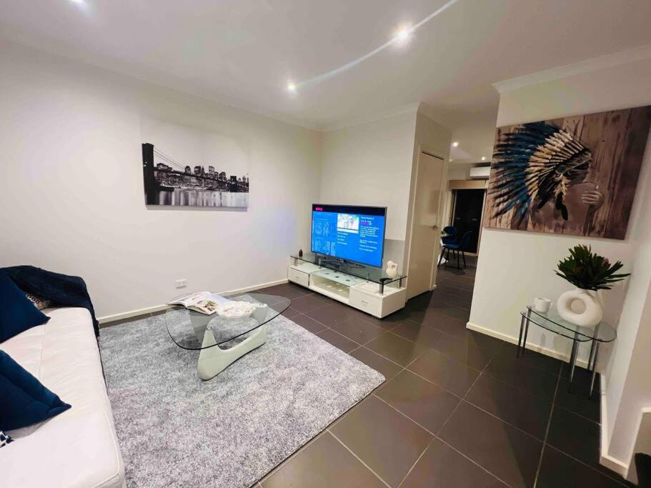 Ultra modern house 20min airport