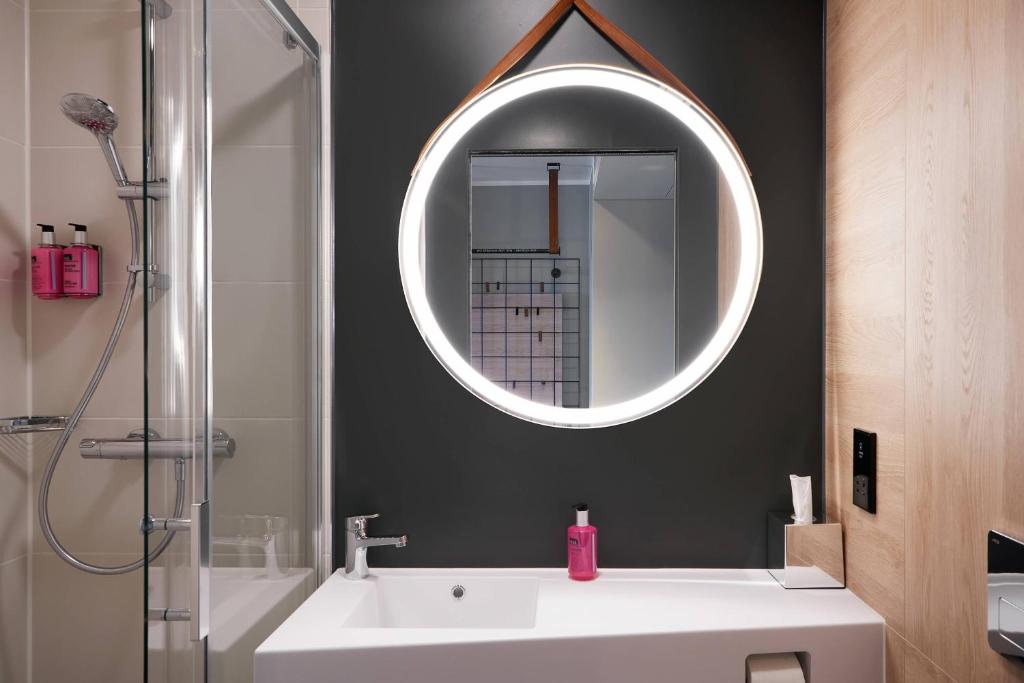 Moxy Edinburgh Fountainbridge photo