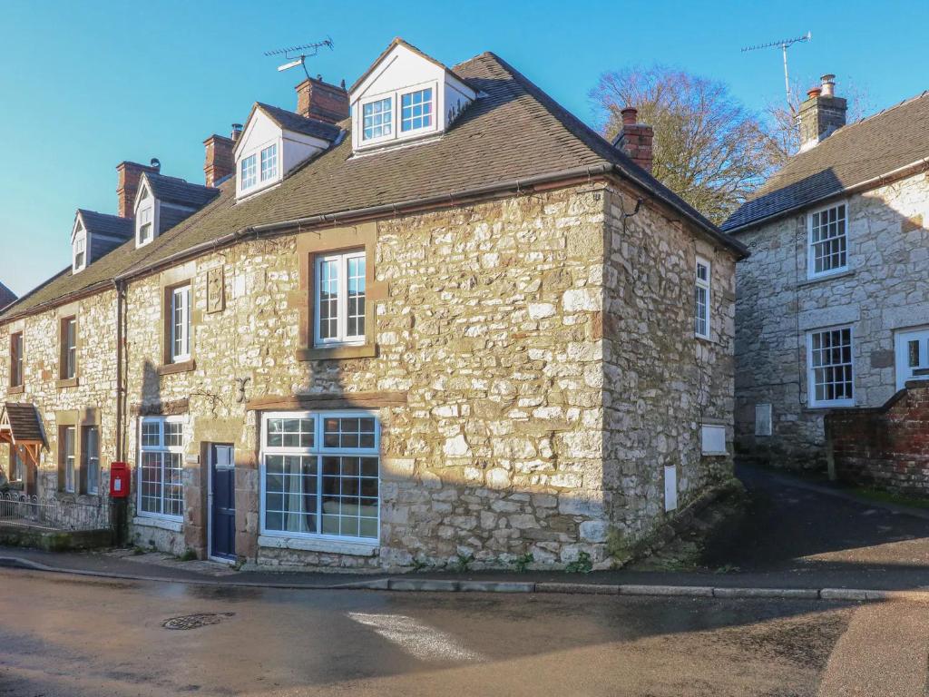 4 Bed Sleeps 8 On-Road Parking WiFi, Brassington