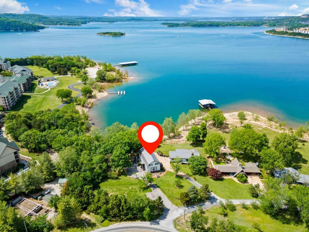 No Wake Zone Suite, Hollister