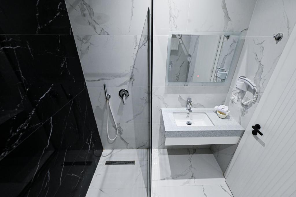Royal G Max — Golem, Tirane