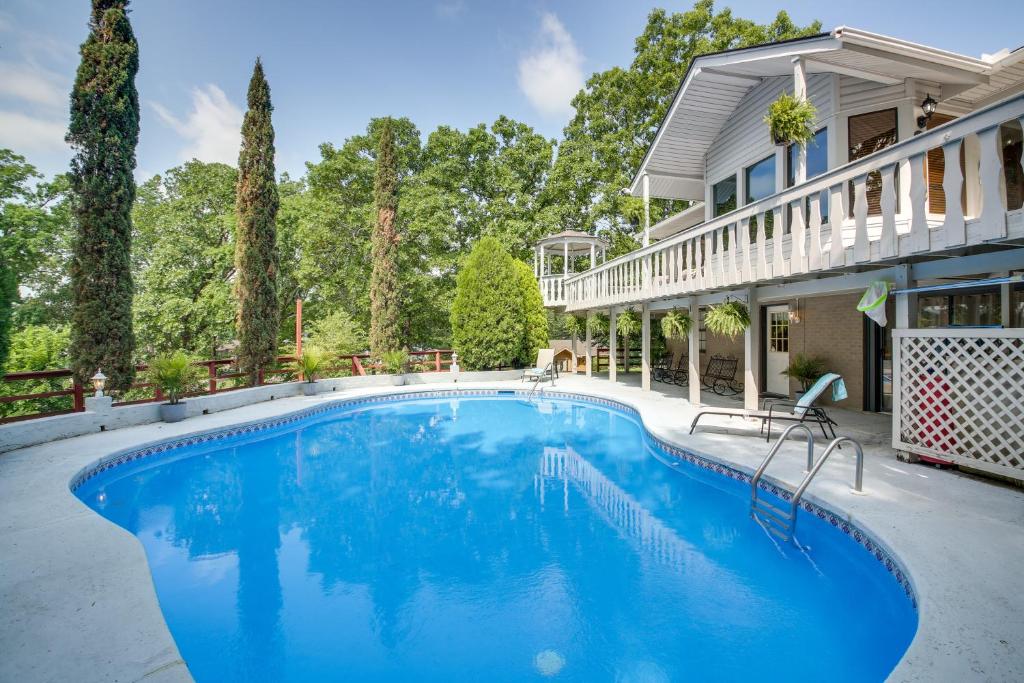 Private Pool Lakefront Home in Hot Springs!, Hot Springs