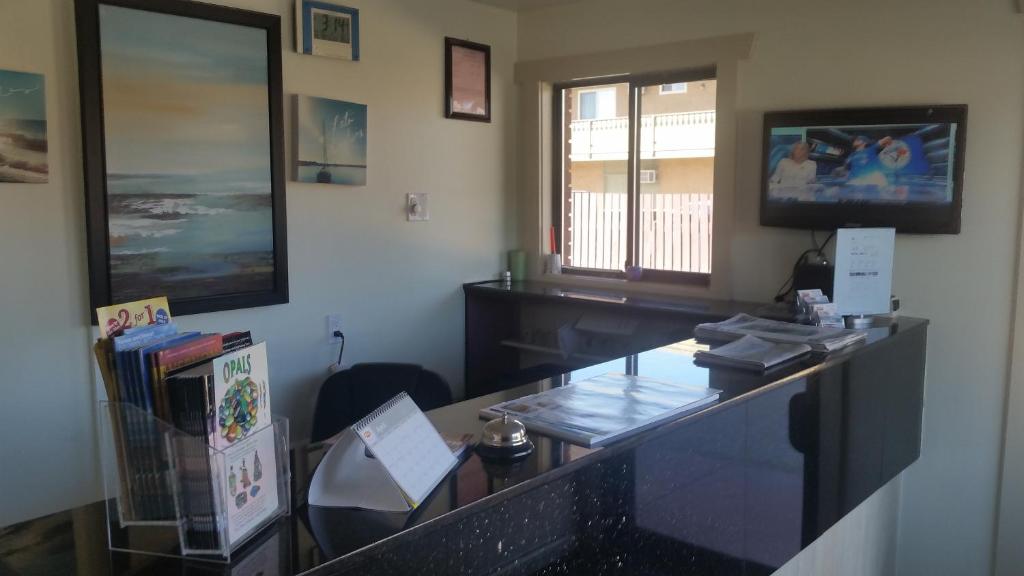 Canadas Best Value Inn & Suites Vernon photo