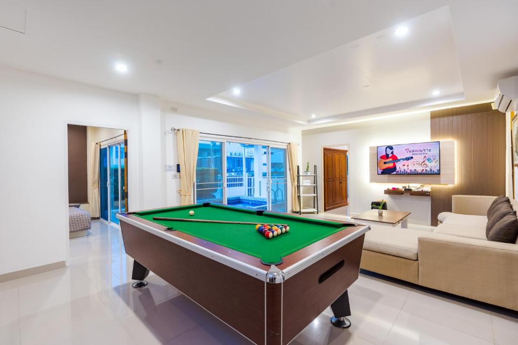Shared lounge/TV area