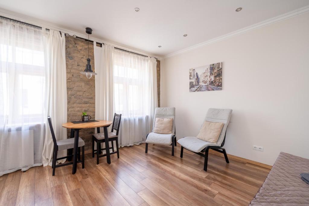 Top-Floor Studio with Courtyard View in UNESCO Area, Murnieku street Residence, Riga