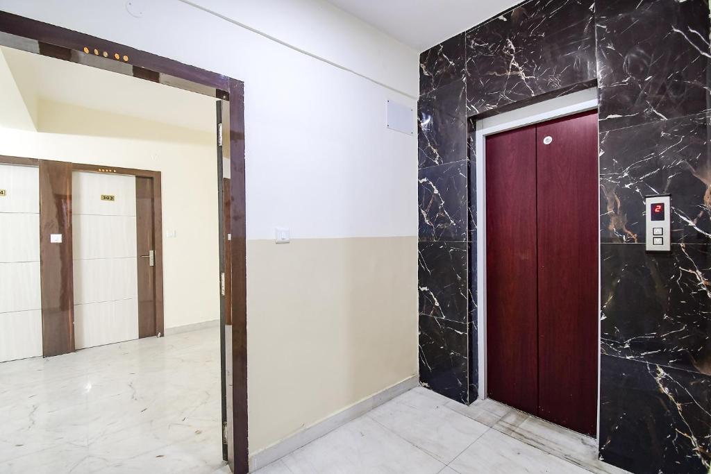 OYO Townhouse 1128 Hotel Royal Palm Inn photo