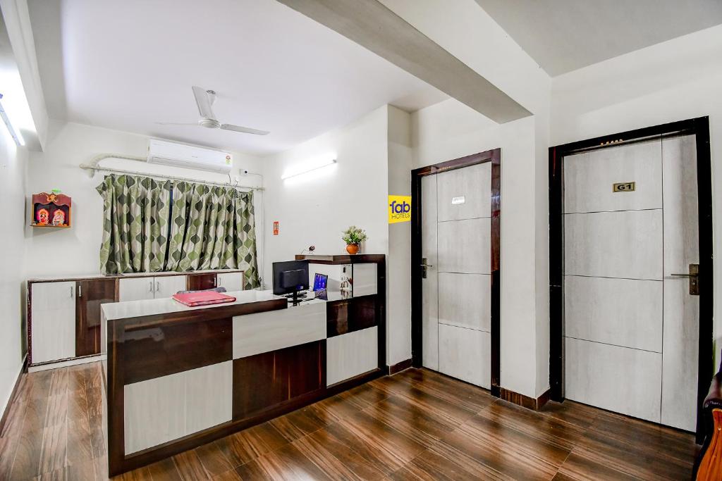 OYO Townhouse 1128 Hotel Royal Palm Inn photo