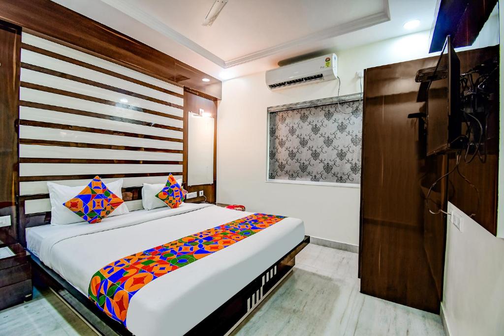 OYO Townhouse 1128 Hotel Royal Palm Inn photo