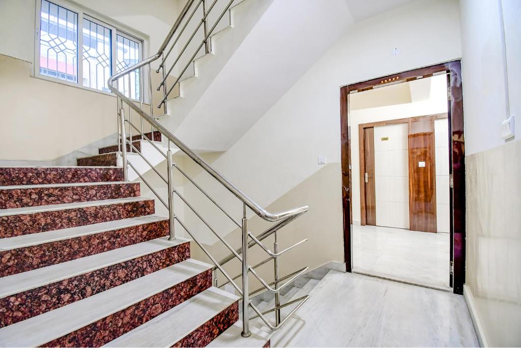 OYO Townhouse 1128 Hotel Royal Palm Inn photo