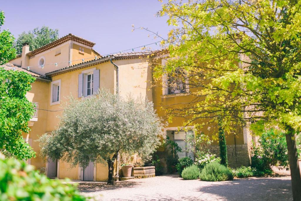 Domaine de Blanche Fleur — Hotel in Chateauneuf-de-Gadagne