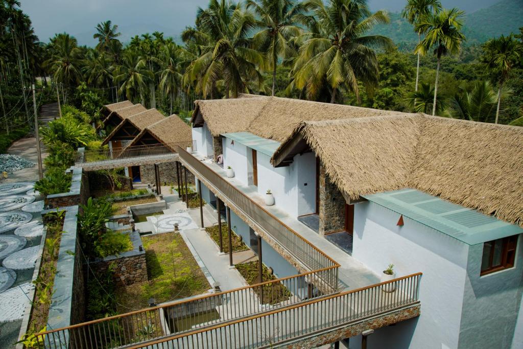 Maayaa Riverside Villa의 리버뷰와 산 전경