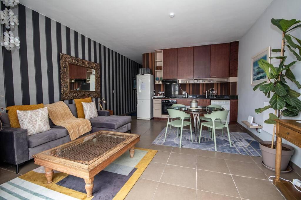 Stylish flat in Flamboyant area- no loadshedding Canterbury, Kapské Město