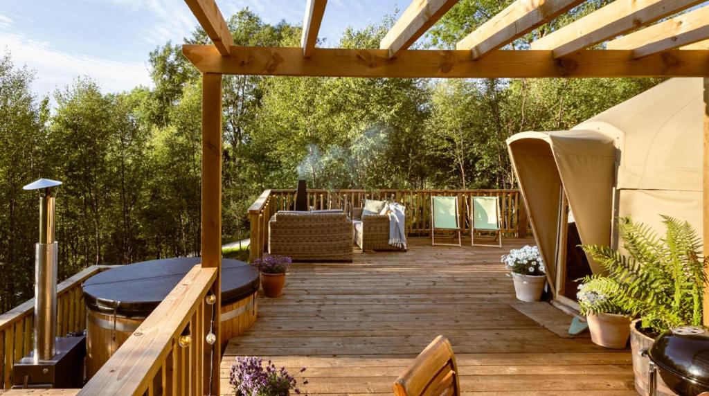 Yurtshire Eavestone Lake - Birch Yurt photo 8