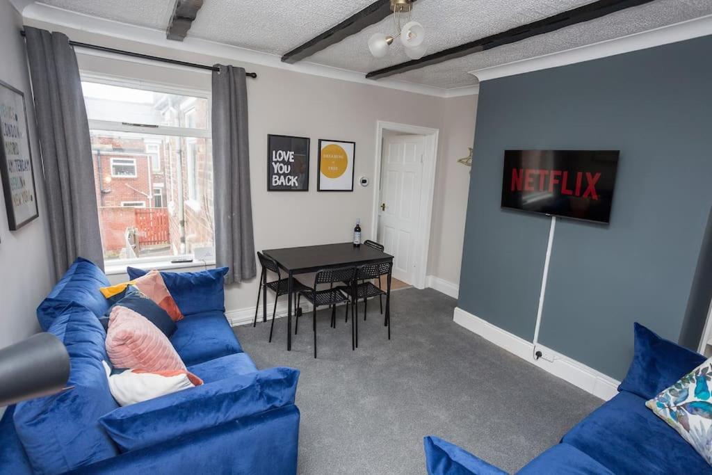 The Avenue Modern flat sleeps 6, free parking, Felling